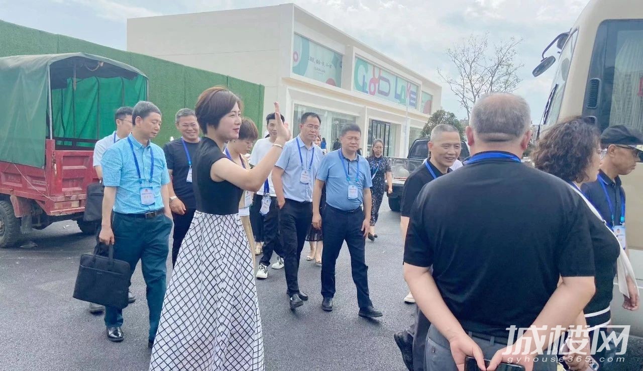 贵阳市白云区区政协党组书记/主席张雪梅莅临云湖里视察指导