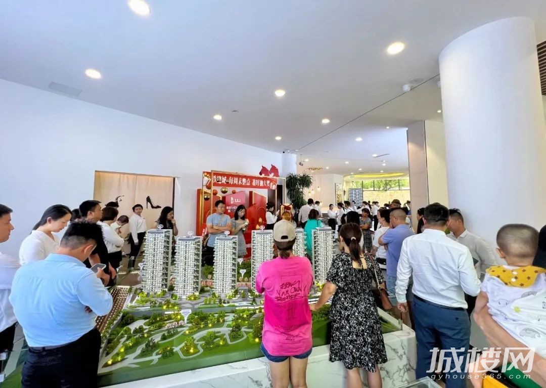 贵阳铁建成|这个国庆在贵阳主城有个比景区还火的地方，车都停不下了！