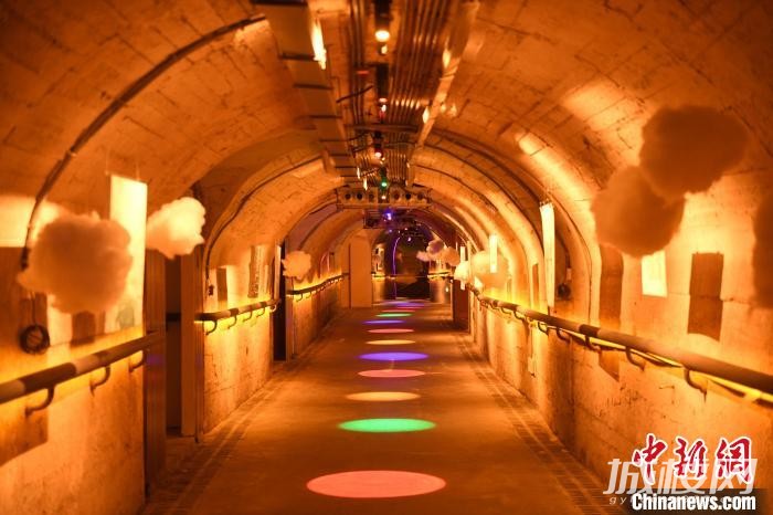 重庆一防空洞变身艺术空间 人行便道如同“时光隧道”